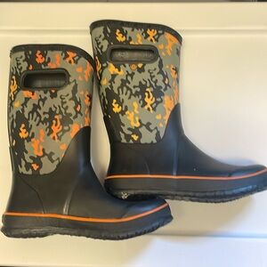 Black & orange camo bogs, kids size 3